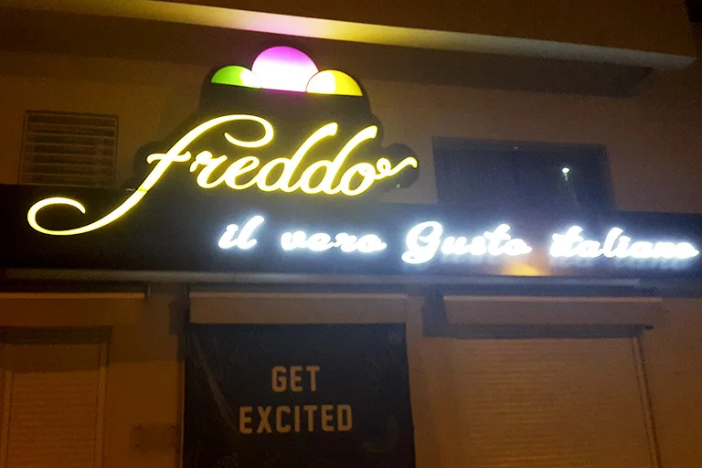 Enseigne en lettres boitier Freddo