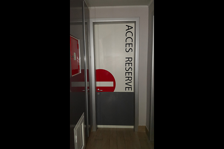 Lettres découpées Acces Reserve