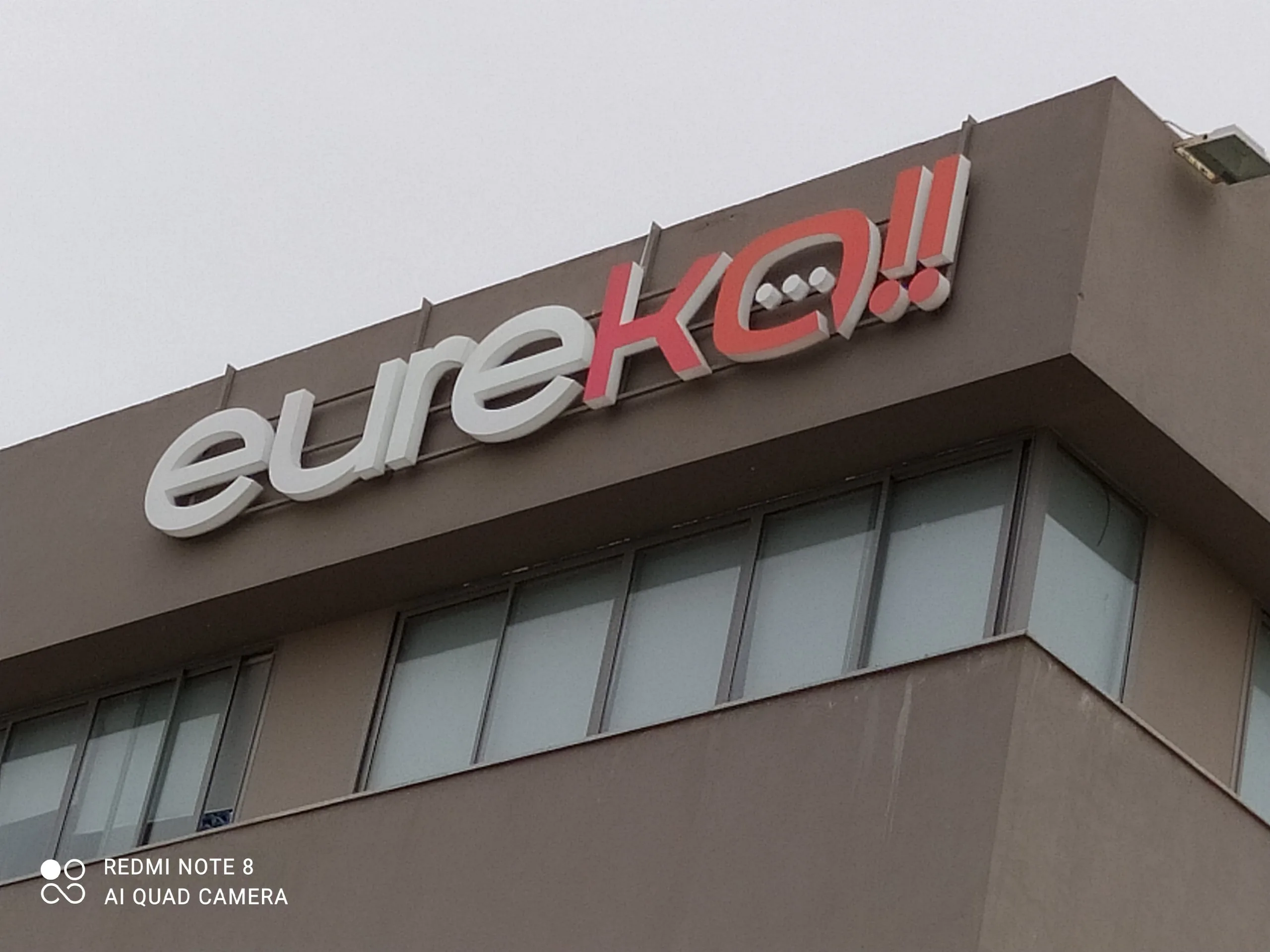 Enseigne en lettres boitier Eureka