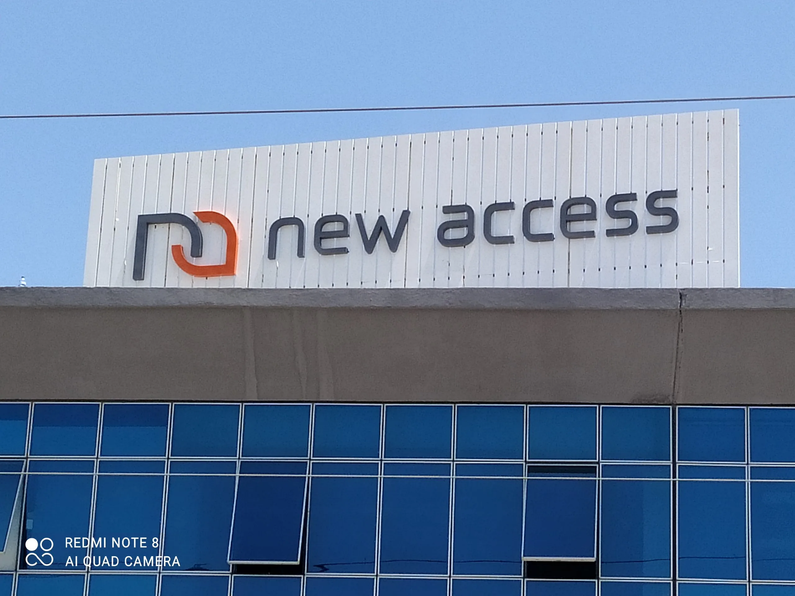 Enseigne non lumineuse en lettres boitier New access
