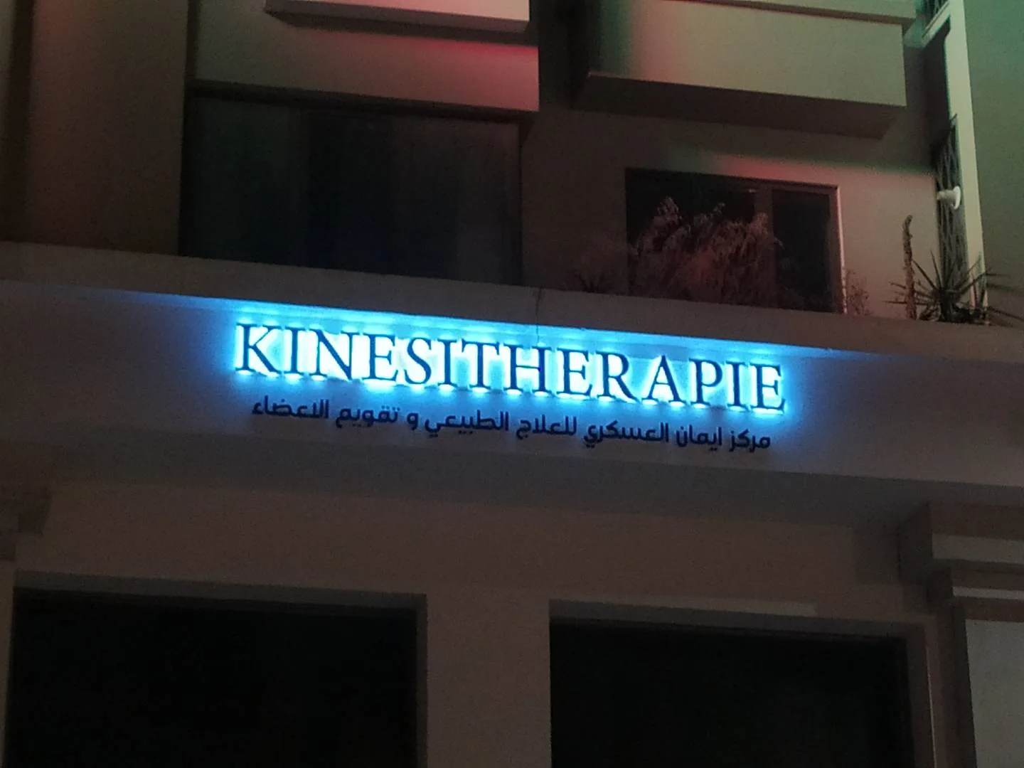 Enseigne en lettres boitier Kinesitherapie