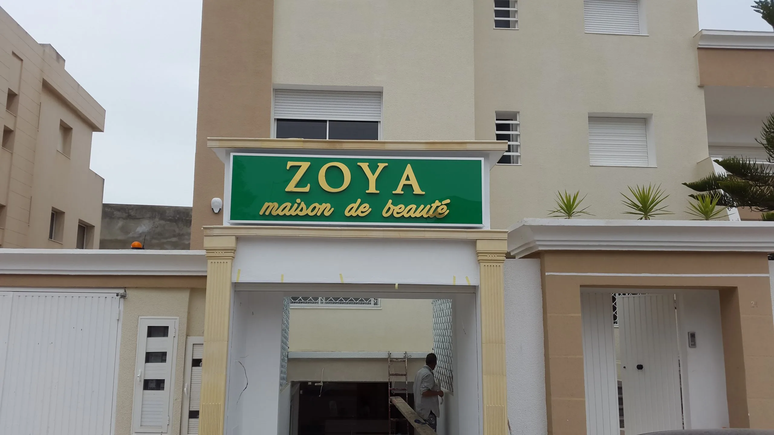 Enseigne en lettres boitier Zoya