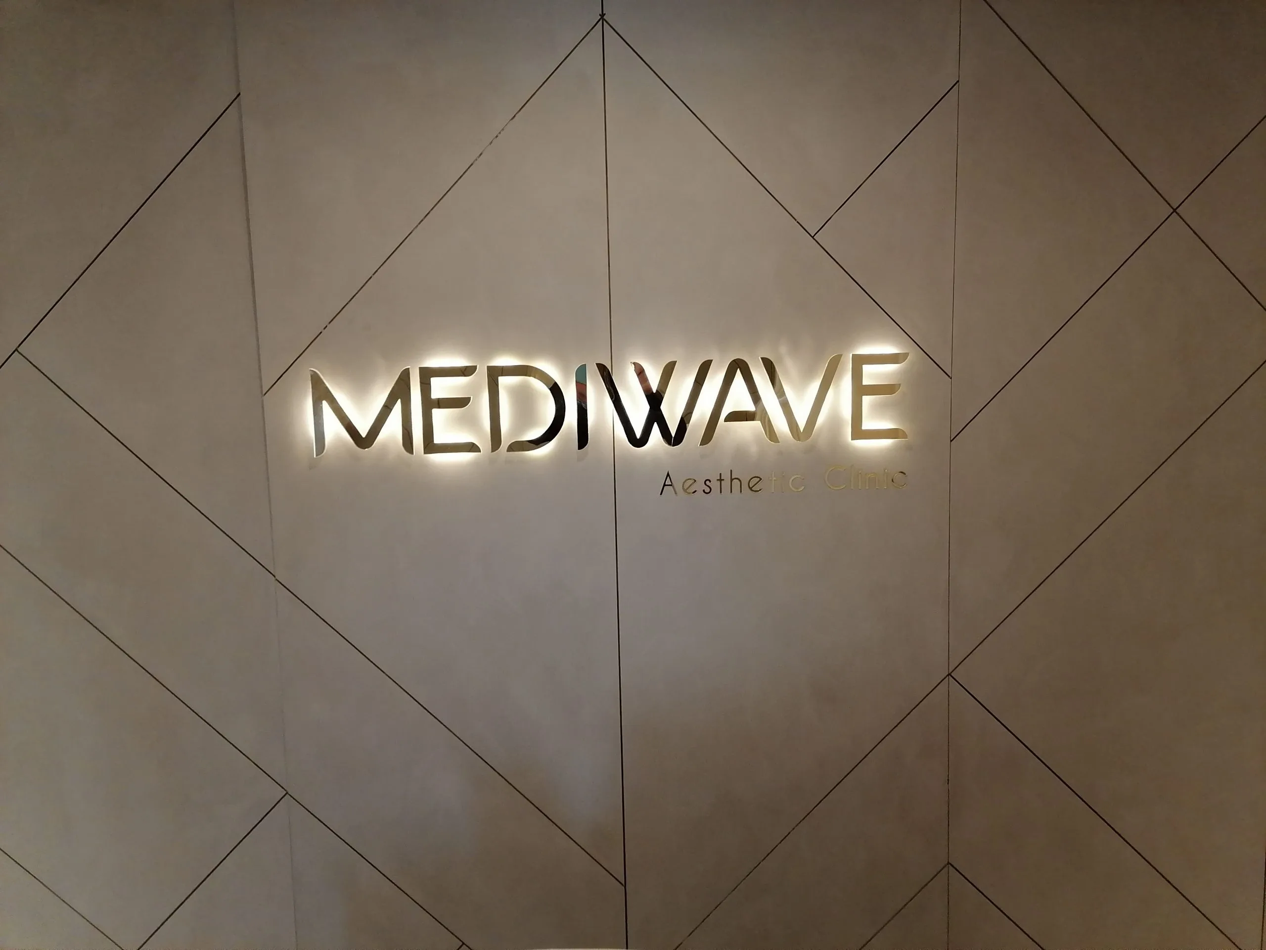 Enseigne en lettres boitier Mediwave