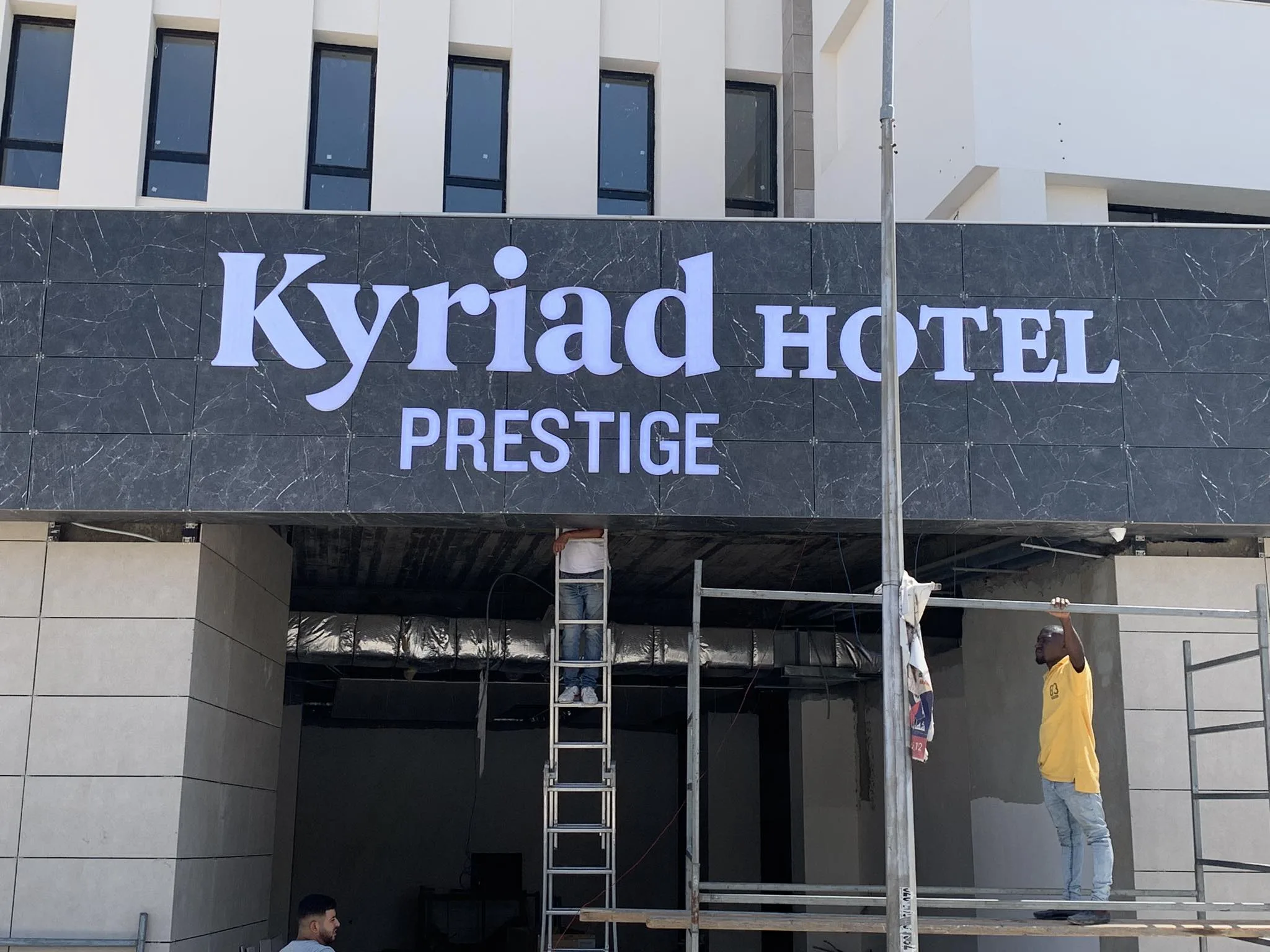 Enseigne en lettres boitier Kyriad