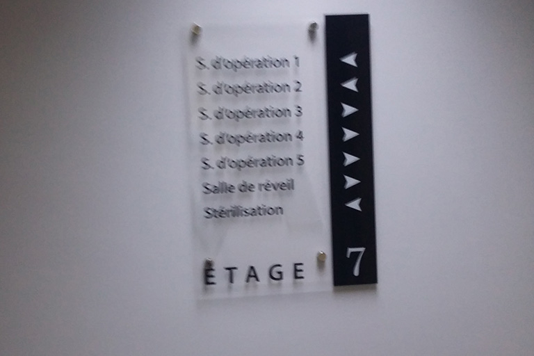 Signalétique directionnelle Myron International Clinic
