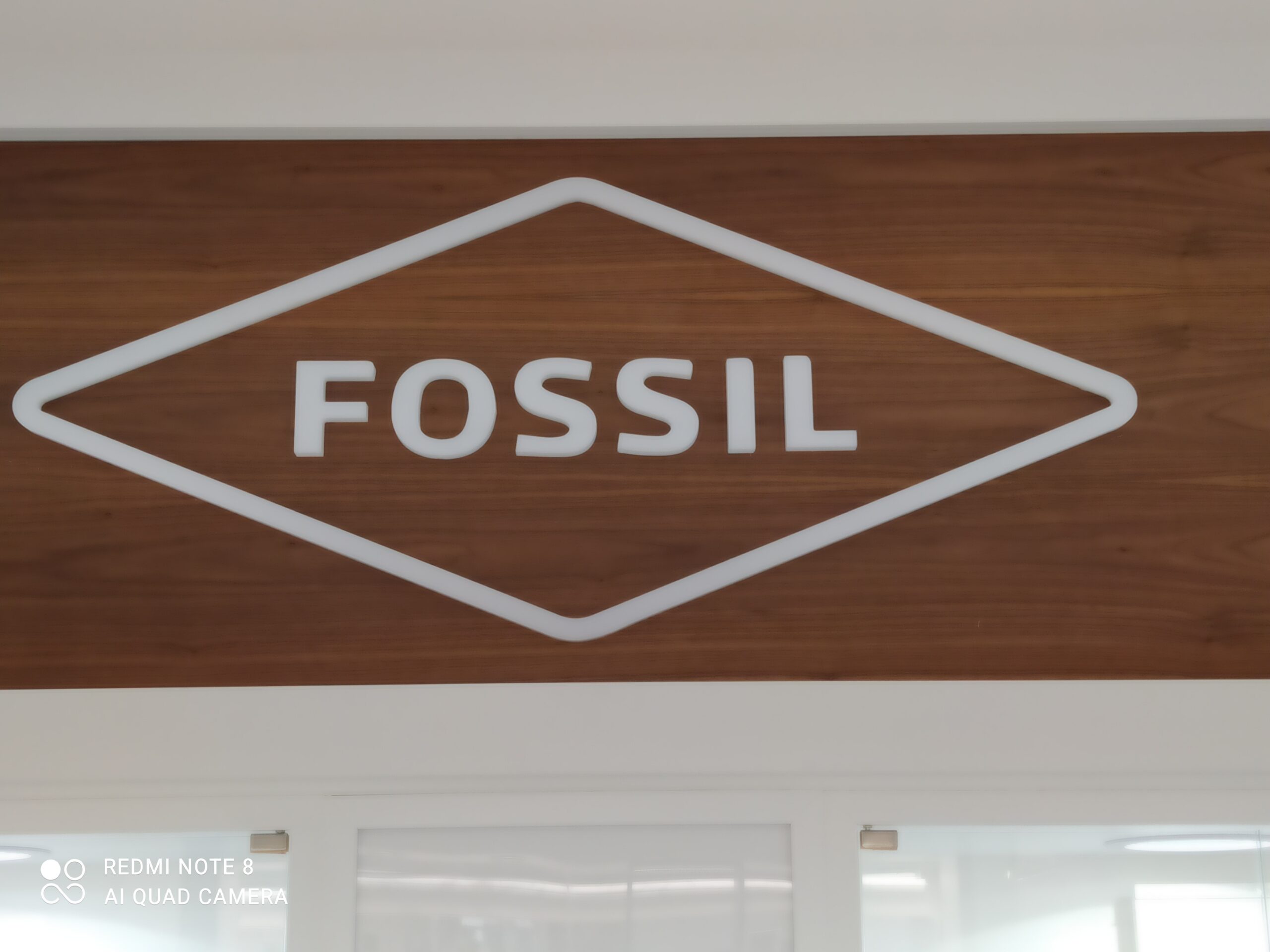 Enseigne non lumineuse en Lettres découpées – Fossil