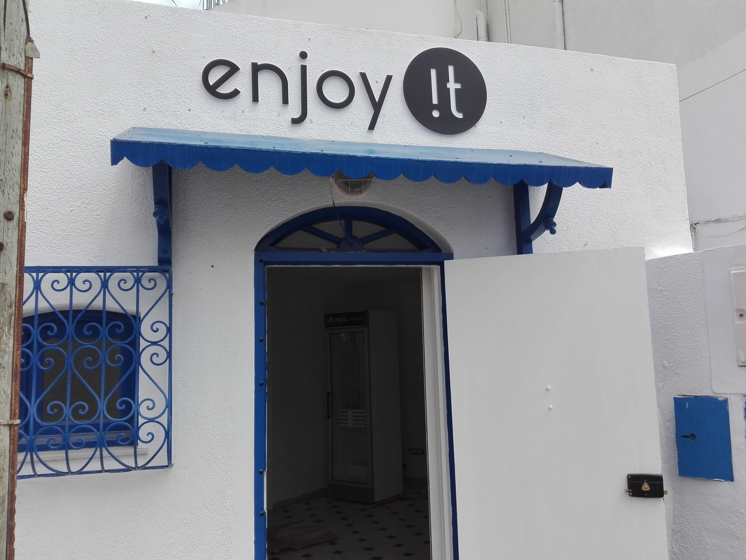 Enseigne non lumineuse en Lettres découpées – Enjoy