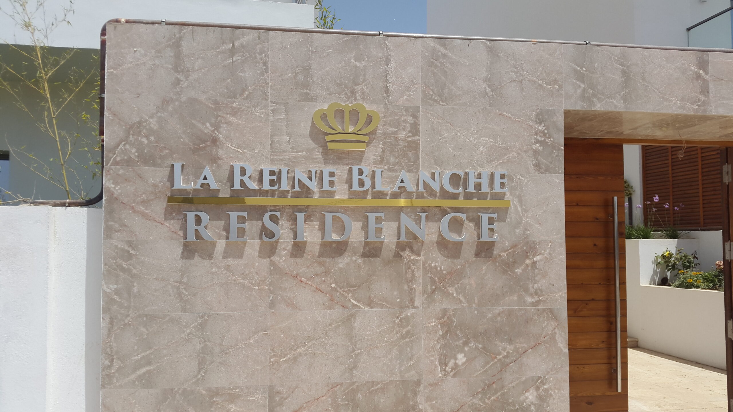 Enseigne non lumineuse en Lettres découpées – La Reine