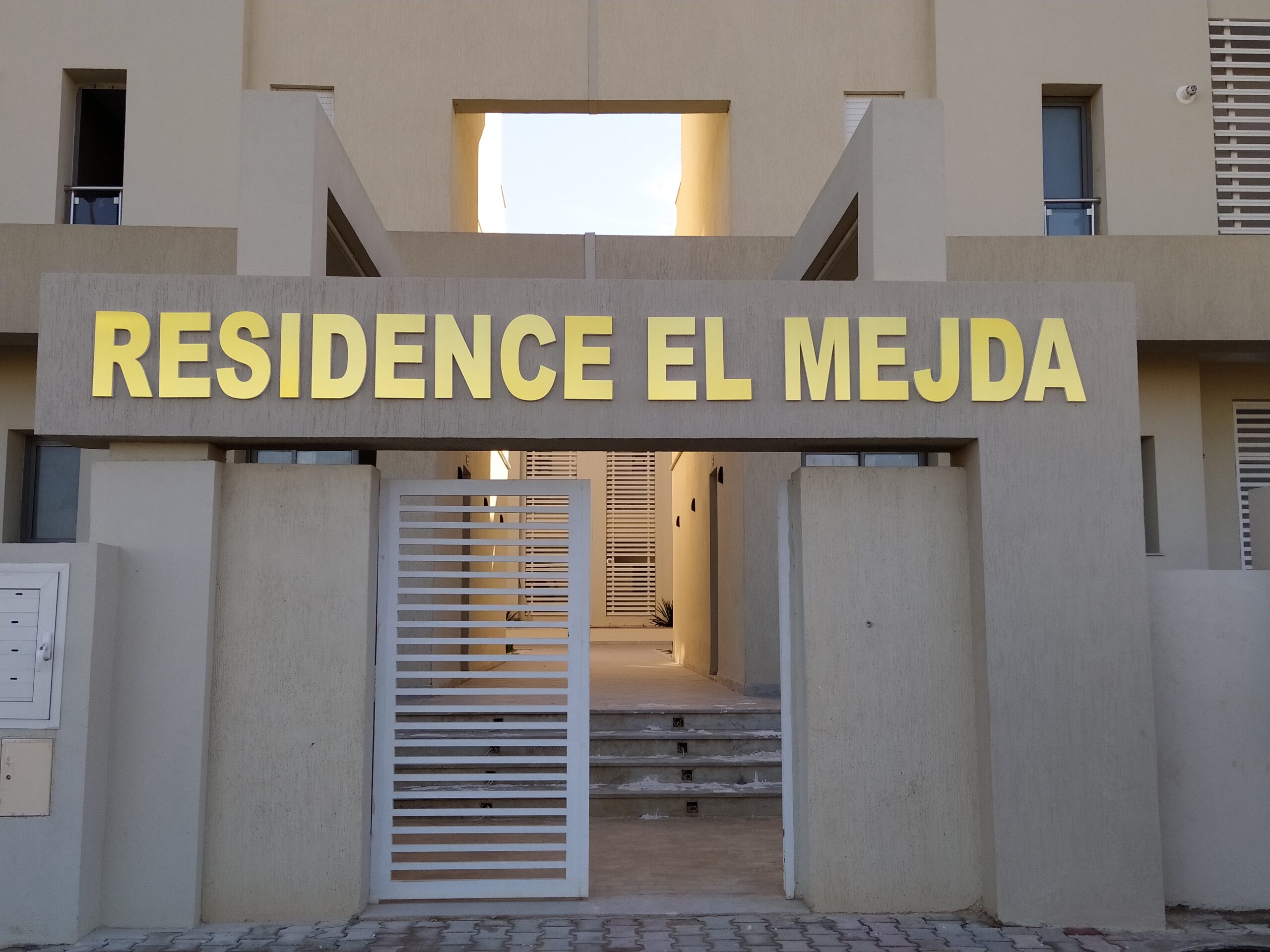 Enseigne non lumineuse en Lettres découpées – Résidence el Mejda