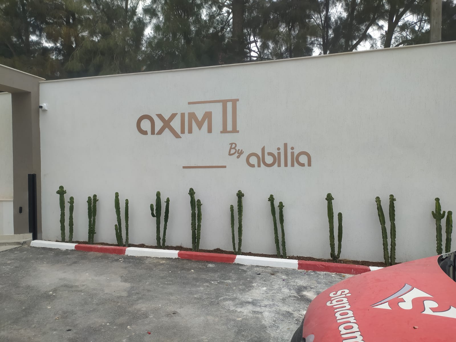 Enseigne non lumineuse en lettres découpées – Axim